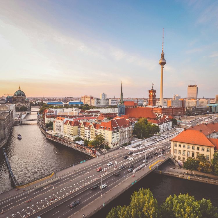 Terrassenüberdachung mit Montage in Berlin – erfahrene Anbieter und Fachbetriebe in Deiner Nähe