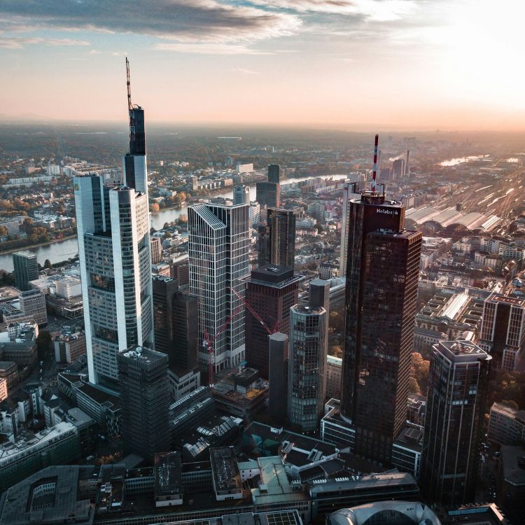 Terrassenüberdachung mit Montage in Frankfurt – qualifizierte Firmen für professionelle Montage