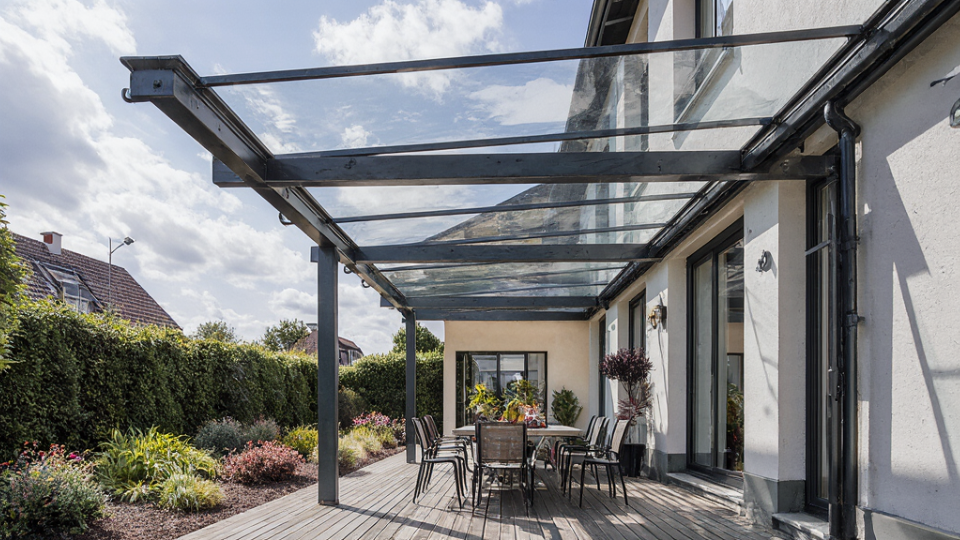 Terrassenüberdachung mit Montage in der Nähe - Seiteansicht Glasüberdachung