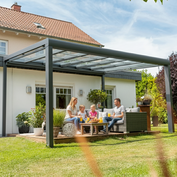 Aluxe Designline - glückliche Familie sitzt im Garten unter ihrerem Terrassendach