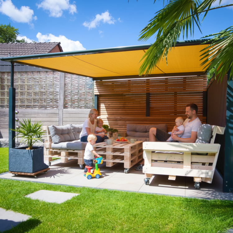 Markilux Pergola Classic - Eine glückliche Familie am Pool