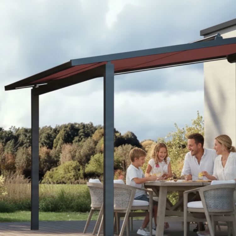 Warema Terrassenüberdachung - Pergola Perea mit glücklicher Familie