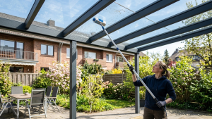 Terrassenüberdachung reinigen – Anleitung nach Material