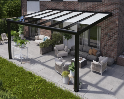 Durchdacht Terrassenüberdachung mit Glasdach im Garten